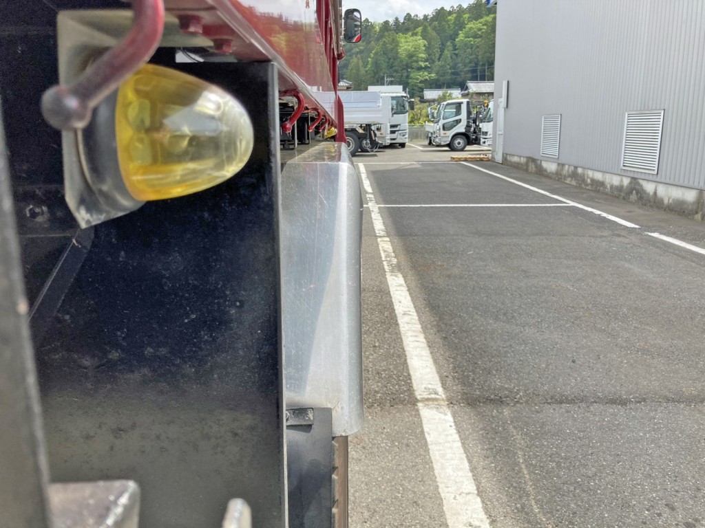 リヤフェンダー歪みの為全幅オーバーしています。（運転席側）|いすゞ ギガ QPG-CXZ77BTの写真31