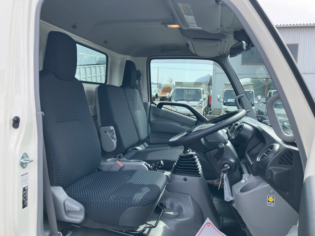 乗車定員は3名です。|日野 デュトロ 2KG-XZU722M(2WD)の写真7