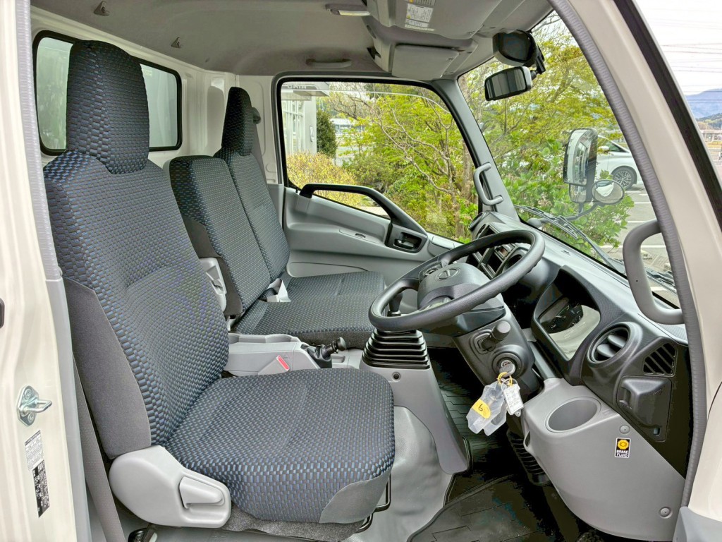 乗車定員は3名です。|日野 デュトロ 2KG-XZU712M(2WD)の写真7