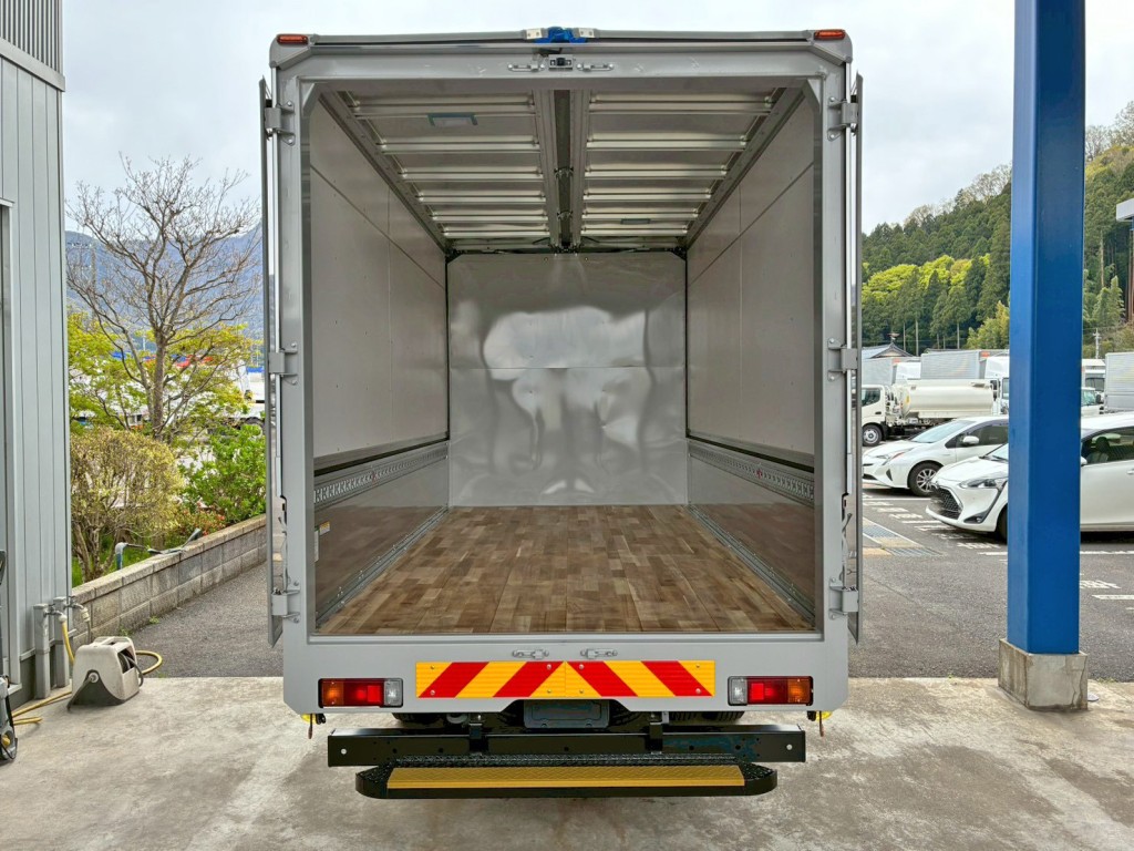 床は板張りです。|日野 デュトロ 2KG-XZU712M(2WD)の写真9