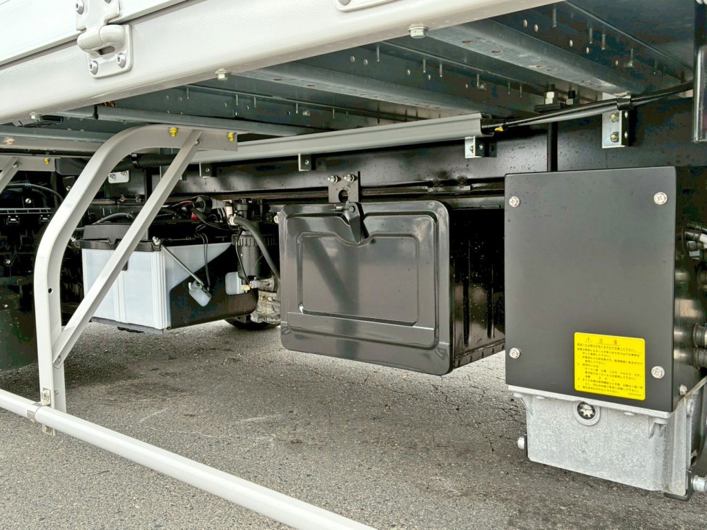 助手席側に工具箱が付いています。|日野 デュトロ 2KG-XZU712M(2WD)の写真13