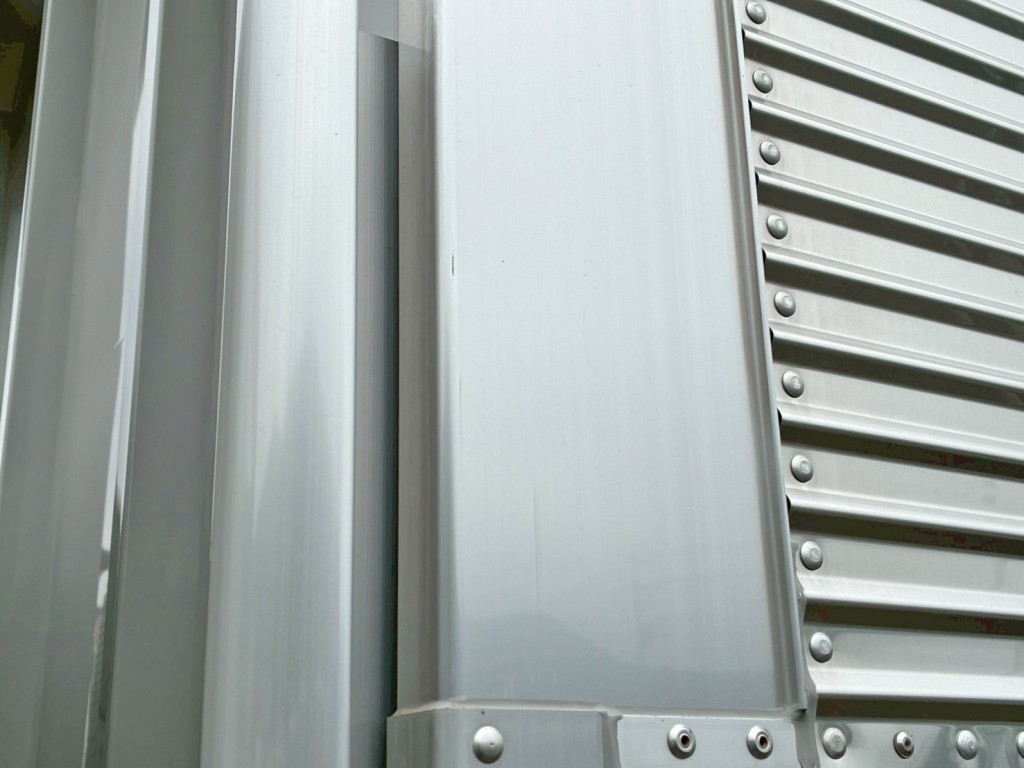 助手席側ウイングの前方レールに薄い線キズがあります。|日野 デュトロ 2KG-XZU712M(2WD)の写真14