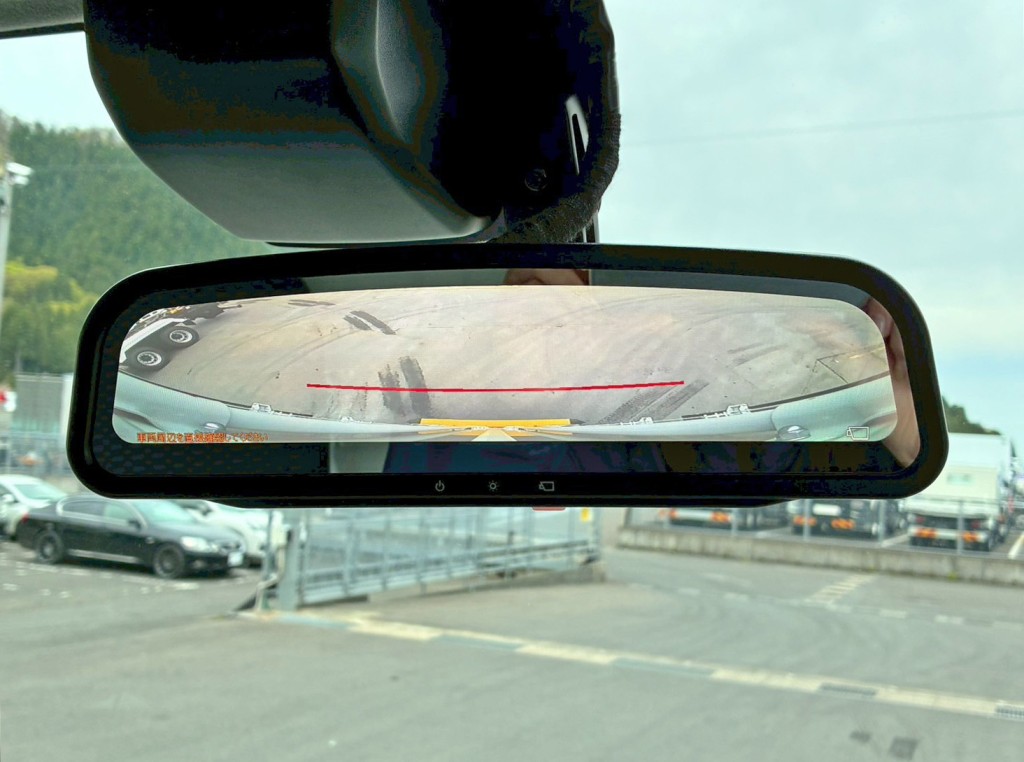 ルームミラーはバックモニターに切り替わります。|日野 デュトロ 2KG-XZU712M(2WD)の写真17