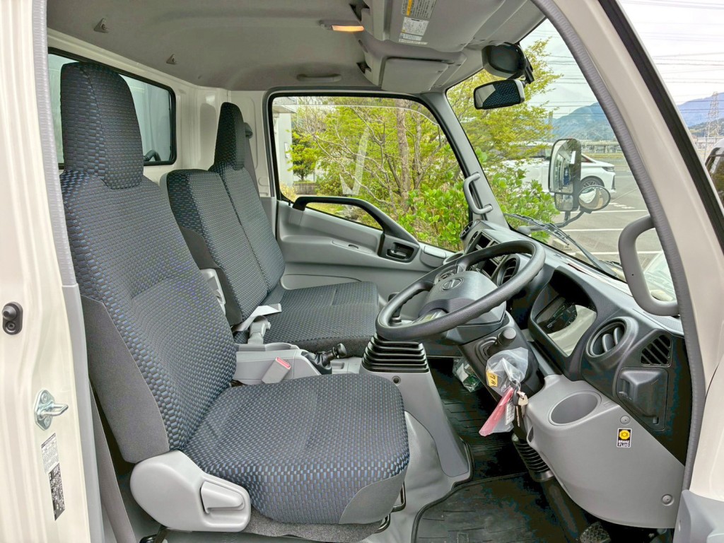 乗車定員は3名です。|日野 デュトロ 2KG-XZU722M(2WD)の写真7