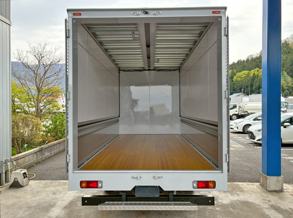 床は板張りです。|日野 デュトロ 2KG-XZU722M(2WD)の写真9