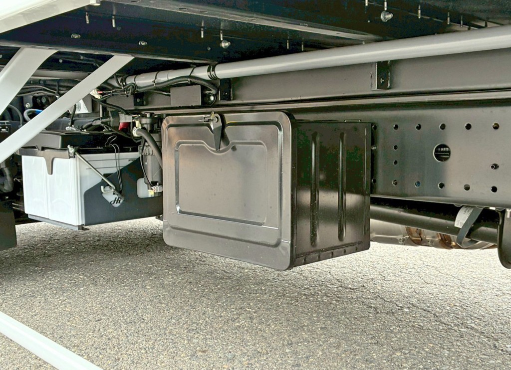 助手席側に工具箱が付いています。|日野 デュトロ 2KG-XZU722M(2WD)の写真13