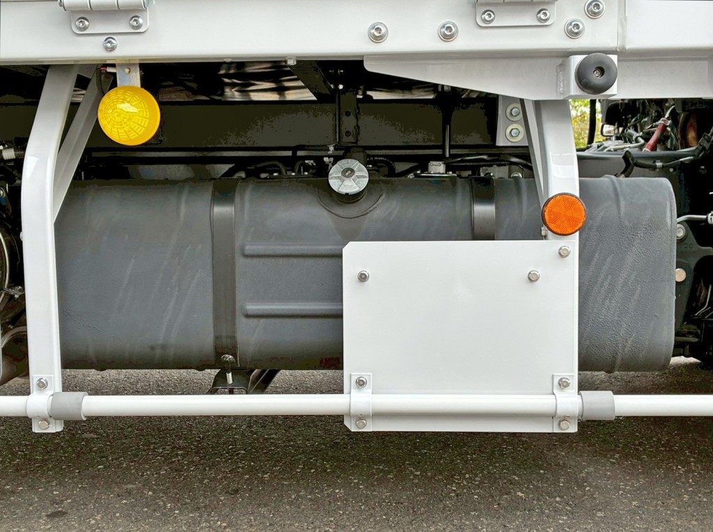 燃料タンクは100Lです。|日野 デュトロ 2KG-XZU722M(2WD)の写真16