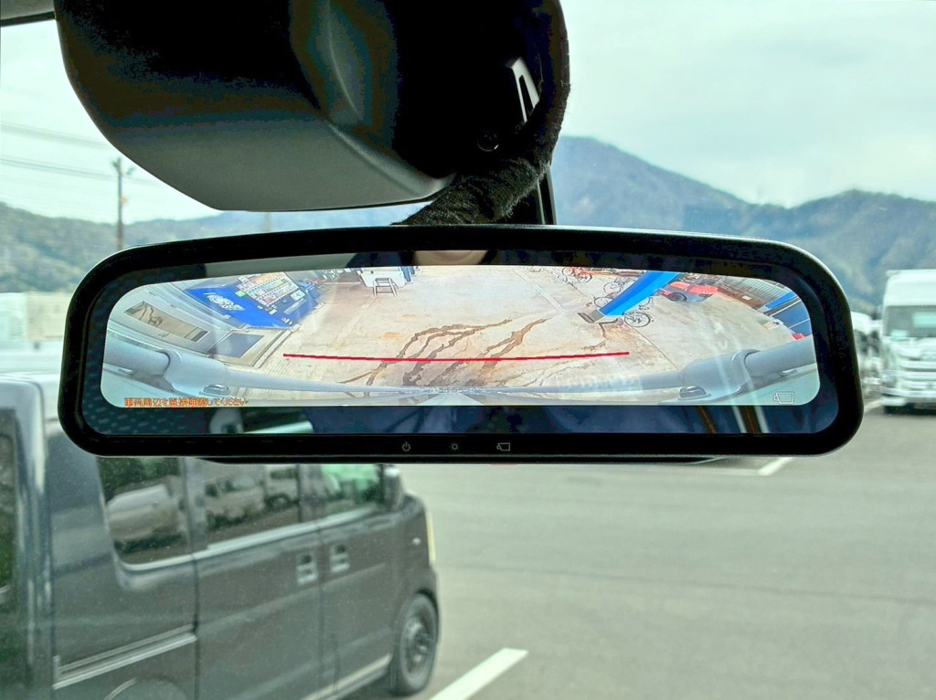 ルームミラーはバックモニターに切り替わります。|日野 デュトロ 2KG-XZU722M(2WD)の写真17