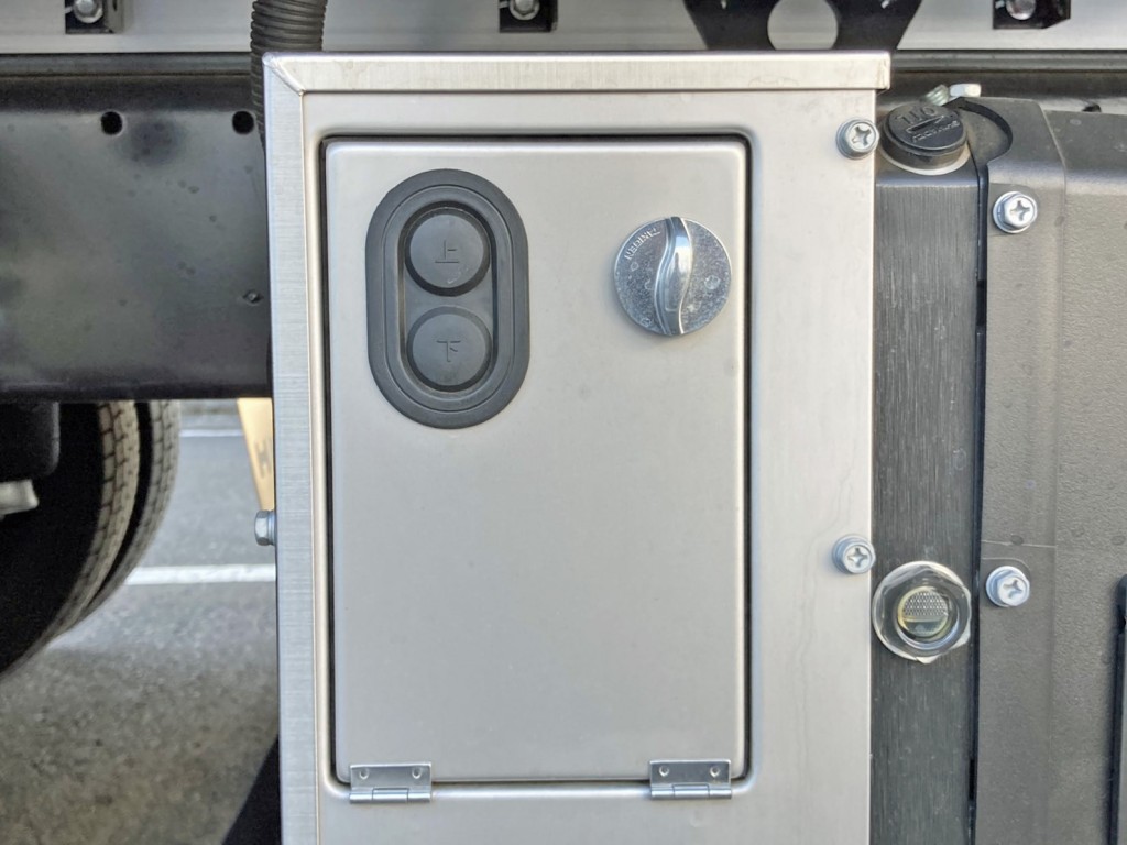 ゲートの昇降スイッチです。|日野 レンジャー 2PG-FD2ABG(2WD)の写真15