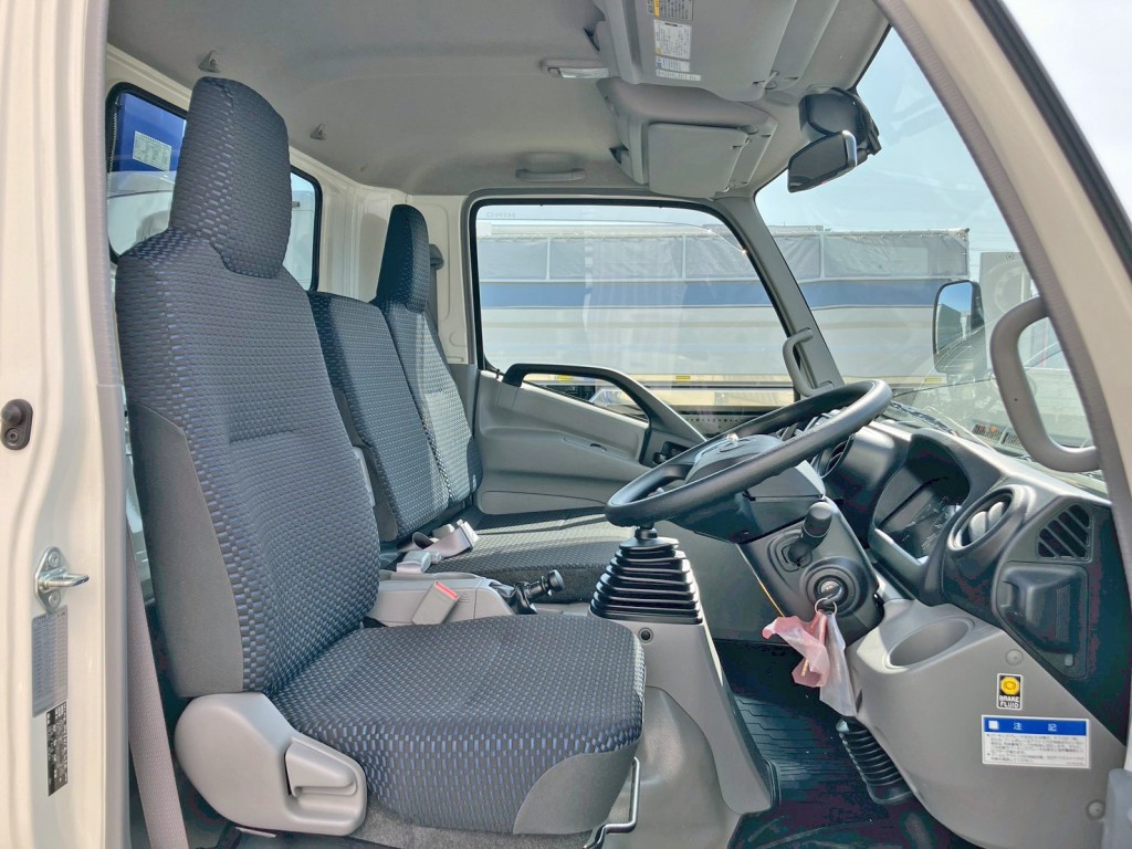 乗車定員は3名です。|日野 デュトロ 2KG-XZU712M(2WD)の写真7