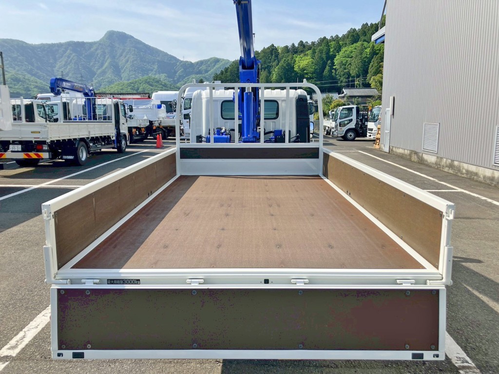 床は板張りです。|日野 デュトロ 2KG-XZU712M(2WD)の写真8