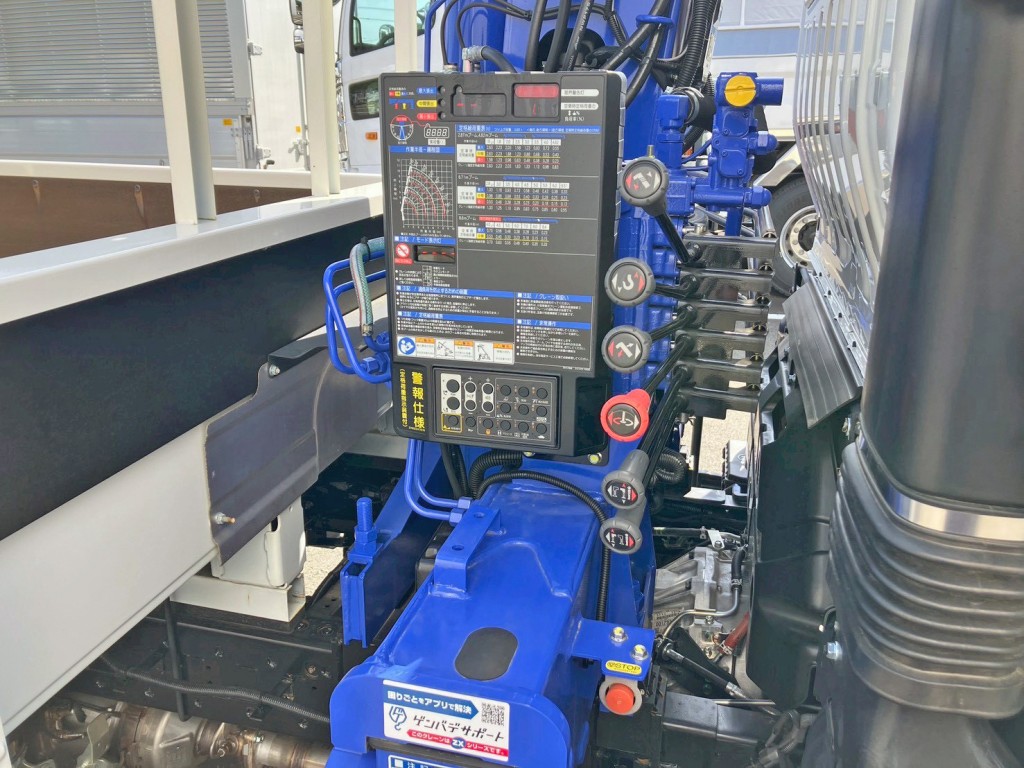クレーンの操作レバーです。|日野 デュトロ 2KG-XZU712M(2WD)の写真12