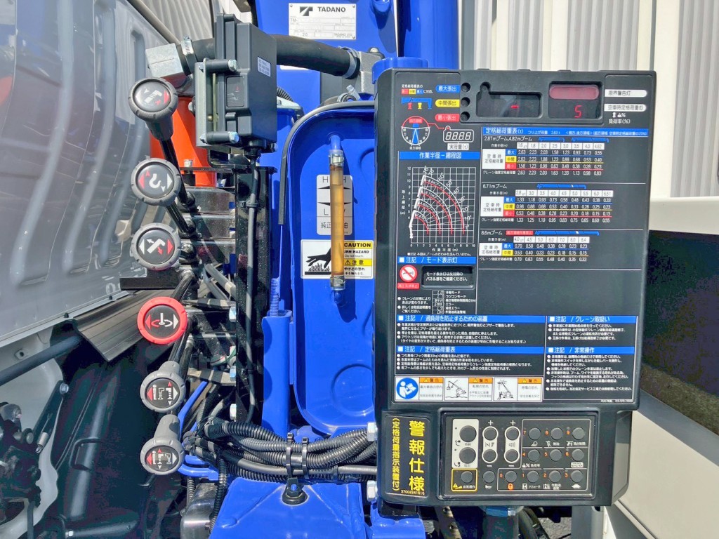 クレーンの操作レバーです。|日野 デュトロ 2KG-XZU712M(2WD)の写真13