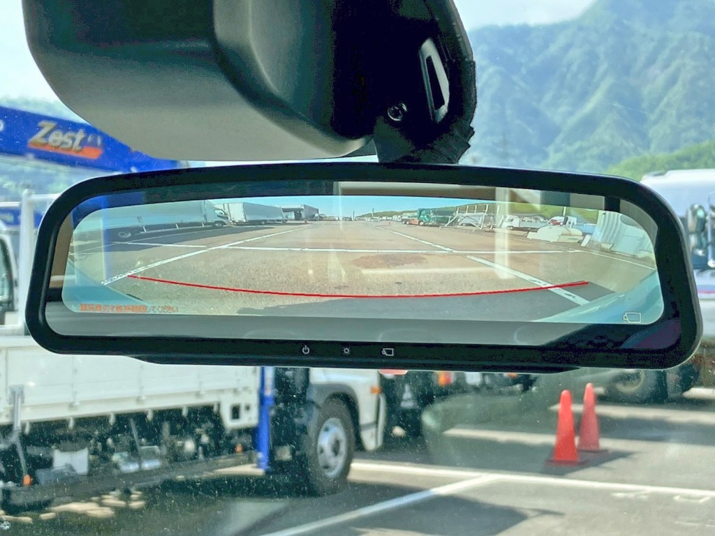 ルームミラーはバックモニターに切り替わります。|日野 デュトロ 2KG-XZU712M(2WD)の写真18