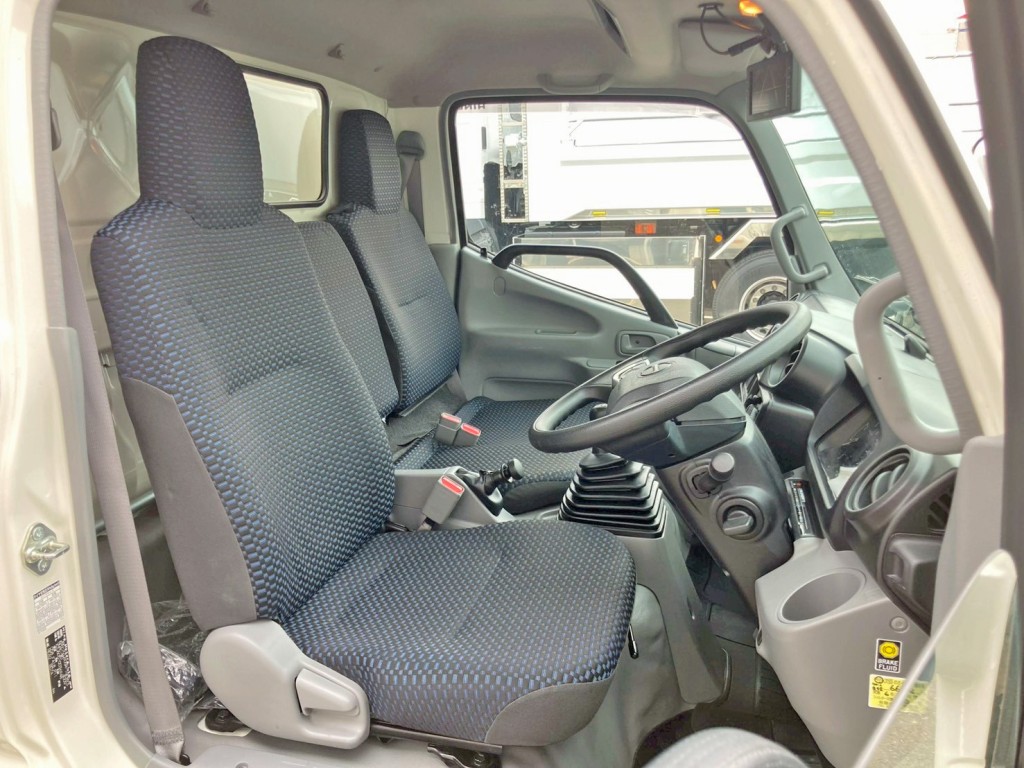 乗車定員は3名です。|日野 デュトロ 2RG-XZU605M(2WD)の写真7