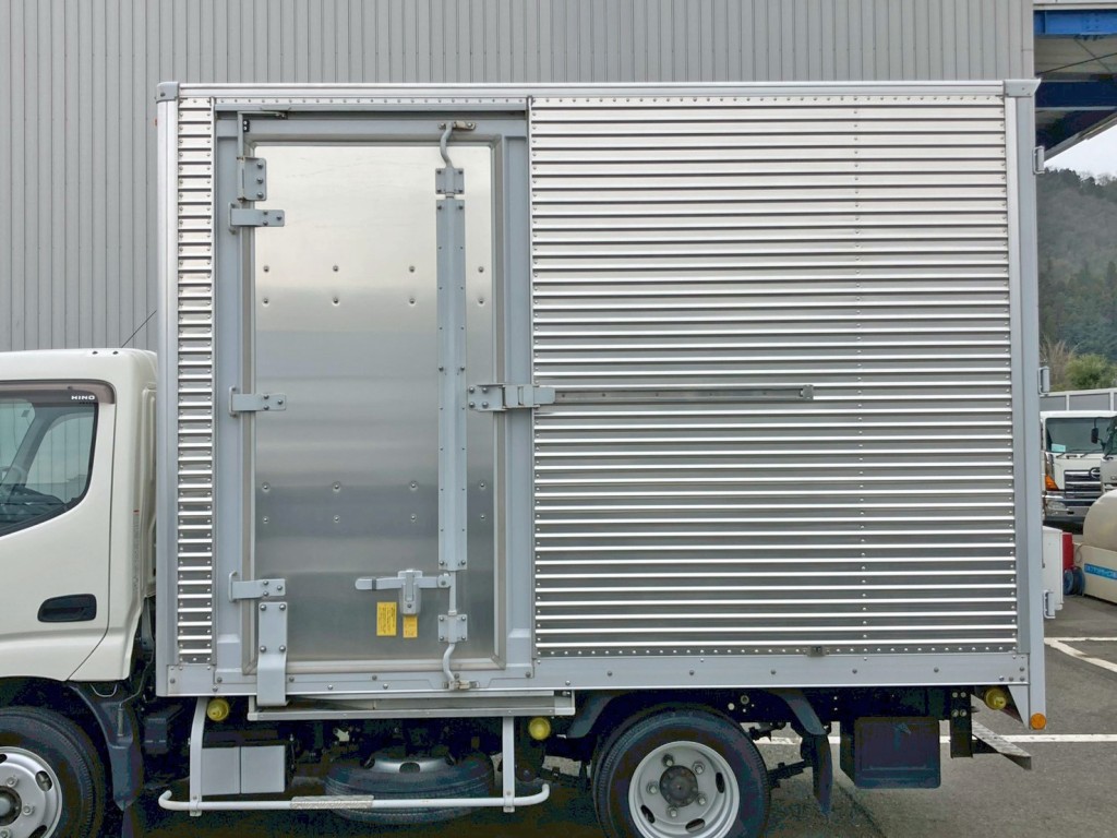 ボディー助手席側前方にスライド式のサイドドアが付いています。|日野 デュトロ 2RG-XZU605M(2WD)の写真15