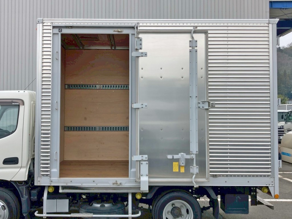 サイドドアを開いた状態です。|日野 デュトロ 2RG-XZU605M(2WD)の写真16