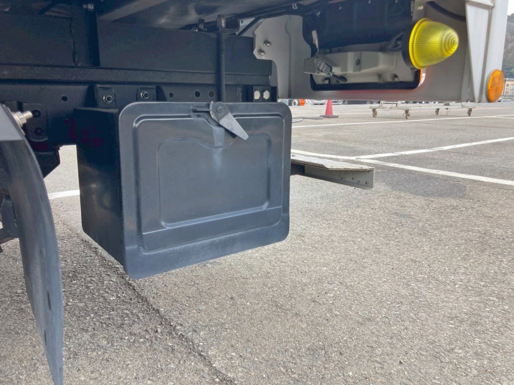 ボディー助手席側後方に工具箱が付いています。|日野 デュトロ 2RG-XZU605M(2WD)の写真17