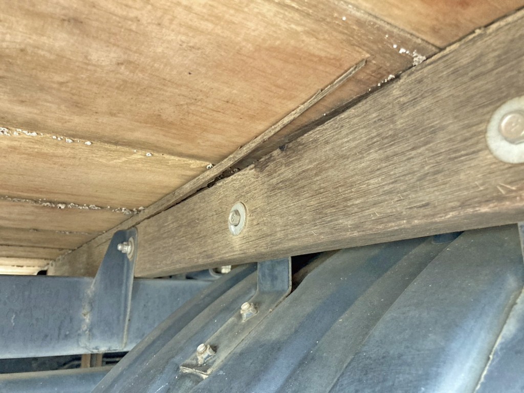 助手席側後方の横ネタに割れがあります。|日野 レンジャー 2KG-FC2ABA(2WD)の写真7