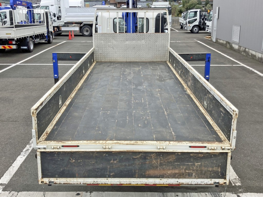 床は板張りです。|日野 レンジャー 2KG-FC2ABA(2WD)の写真9