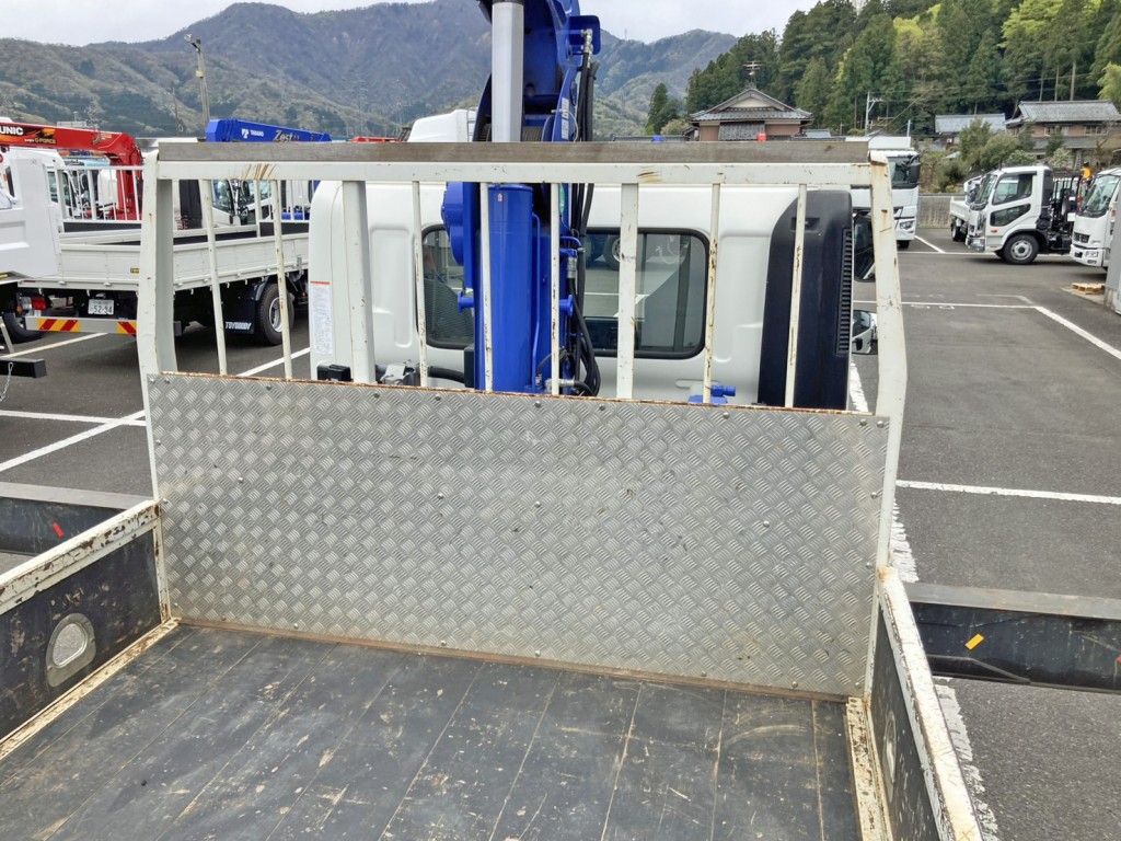 プロテクターに縞板アルミが張られています。|日野 レンジャー 2KG-FC2ABA(2WD)の写真10