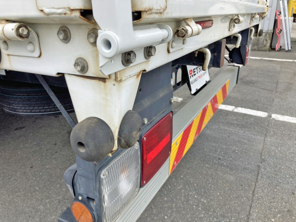 助手席側当たりゴムステーに曲がりがあります。|日野 レンジャー 2KG-FC2ABA(2WD)の写真13