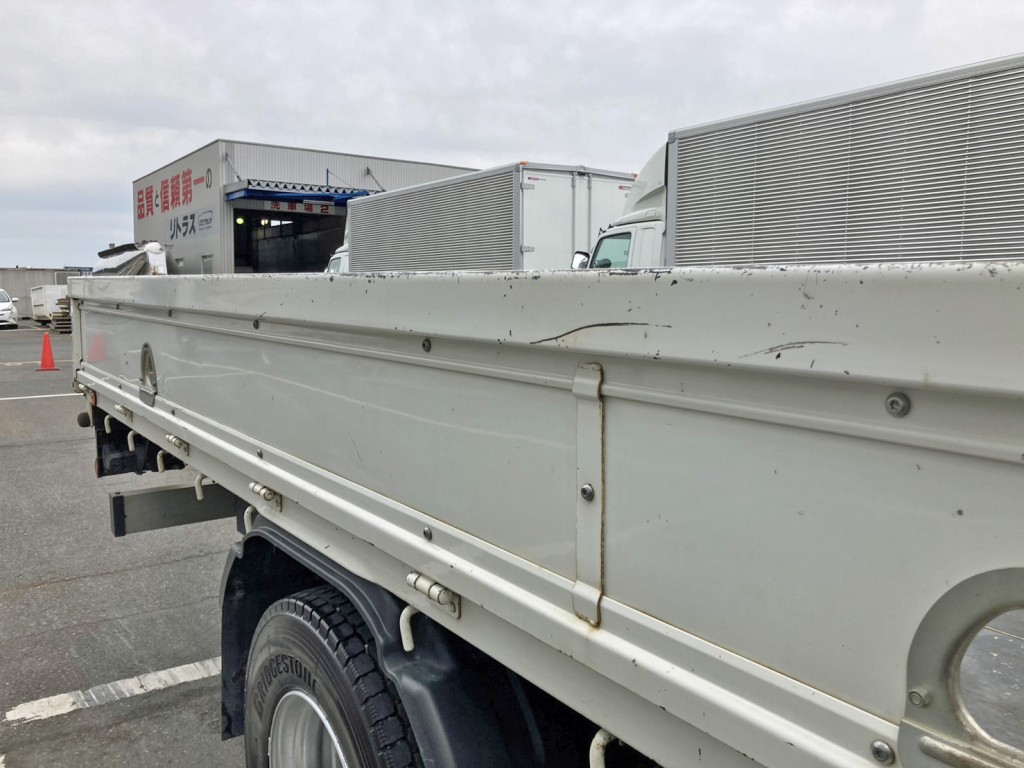 運転席側アオリ中央上部に引きキズ・サビがあります。|日野 レンジャー 2KG-FC2ABA(2WD)の写真15