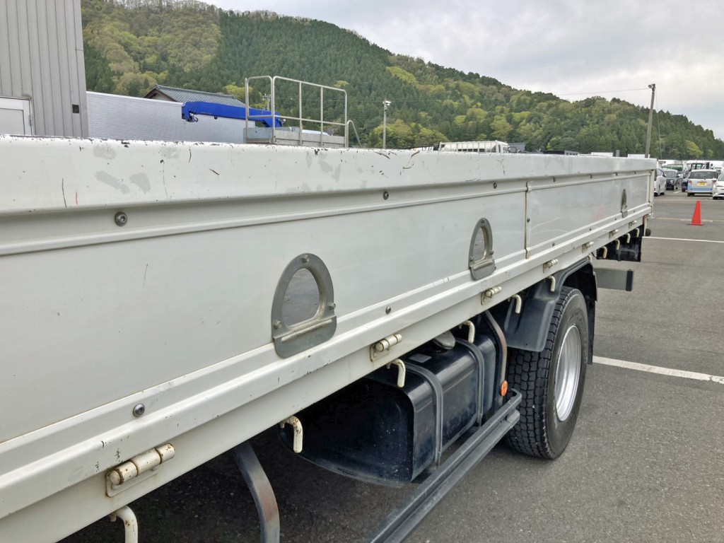 助手席側アオリ前方上部に手塗り箇所があります。|日野 レンジャー 2KG-FC2ABA(2WD)の写真17