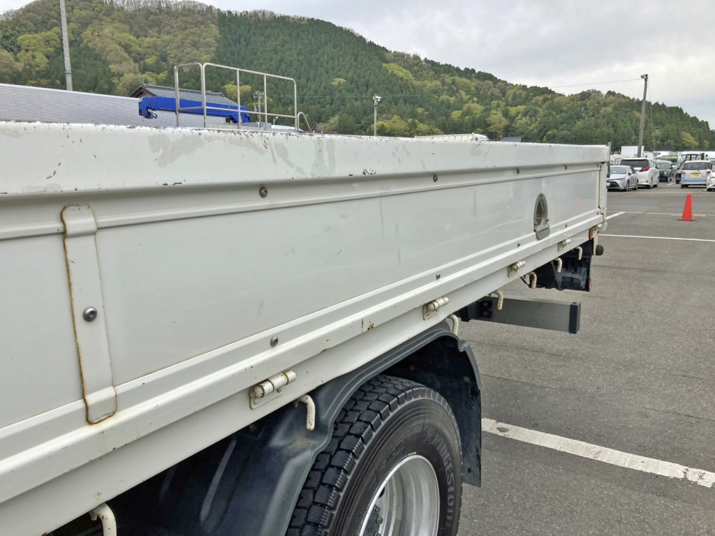 助手席側アオリ中央上部に手塗り箇所があります。|日野 レンジャー 2KG-FC2ABA(2WD)の写真18