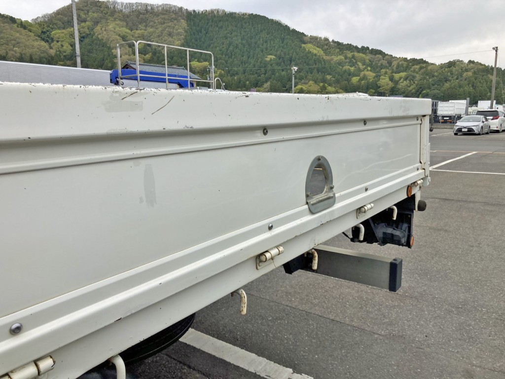 助手席側アオリ後方に手塗り箇所があります。|日野 レンジャー 2KG-FC2ABA(2WD)の写真19