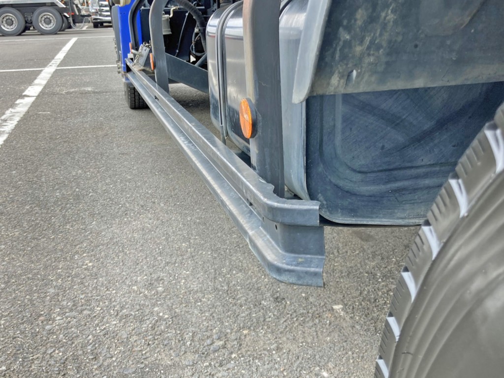 助手席側サイドバンパーに少々曲がりがあります。|日野 レンジャー 2KG-FC2ABA(2WD)の写真20