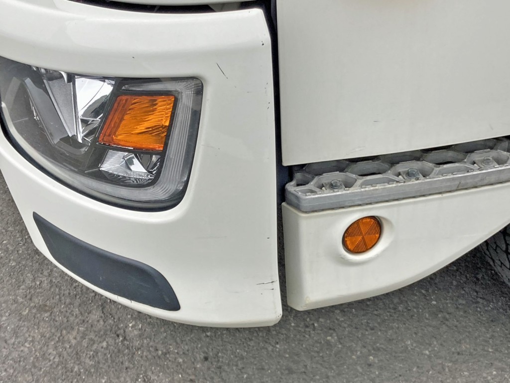 フロントバンパー助手席側にキズがあります。|日野 レンジャー 2KG-FC2ABA(2WD)の写真21