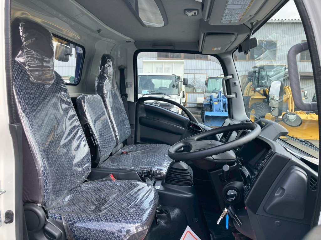乗車定員は3名です。|いすゞ エルフ 2RG-NPR88AN(2WD)の写真7