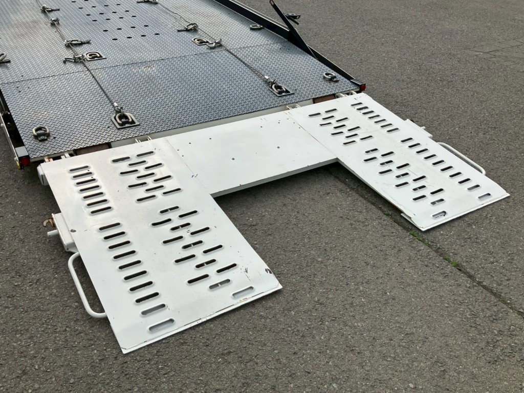 歩みは手動式です。|いすゞ エルフ 2RG-NPR88AN(2WD)の写真14