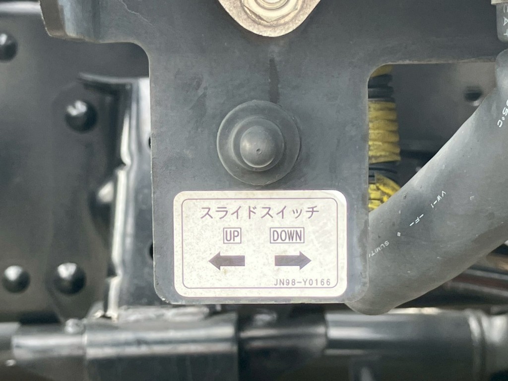 スライドの操作スイッチです。|いすゞ エルフ 2RG-NPR88AN(2WD)の写真15
