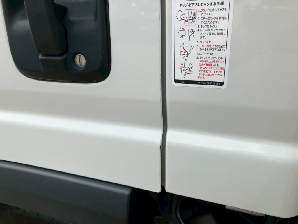 助手席側ドアにキズがあります。|いすゞ エルフ 2RG-NPR88AN(2WD)の写真18