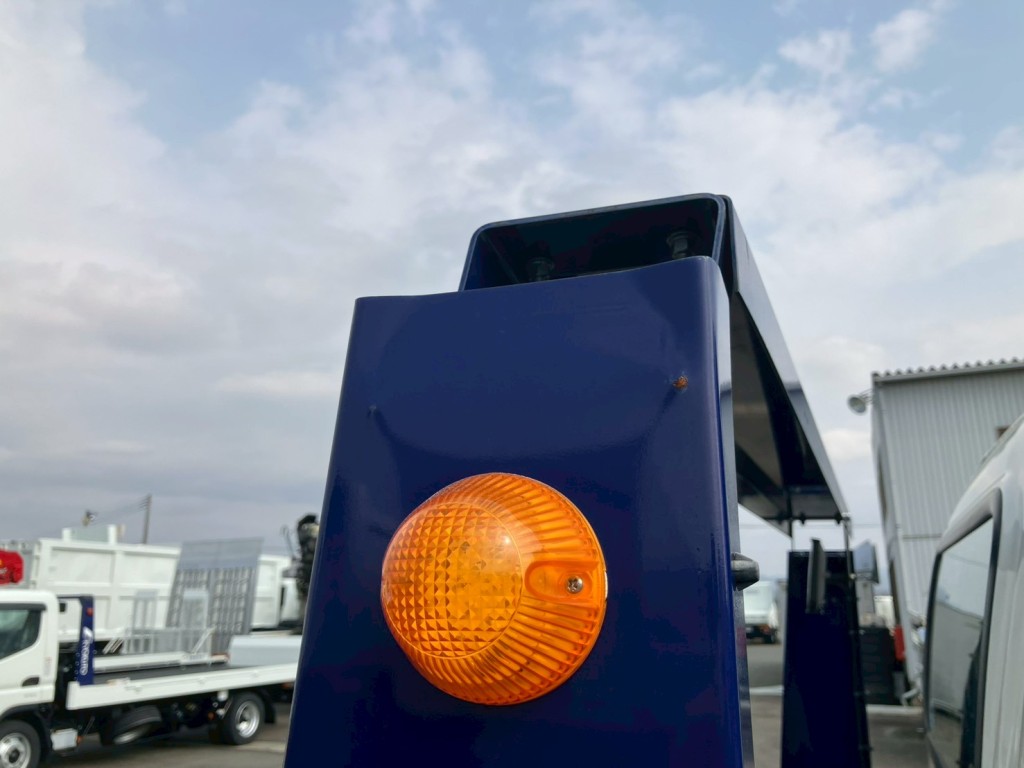 運転席側鳥居にキズ・ヘコミがあります。|いすゞ エルフ 2RG-NPR88AN(2WD)の写真25