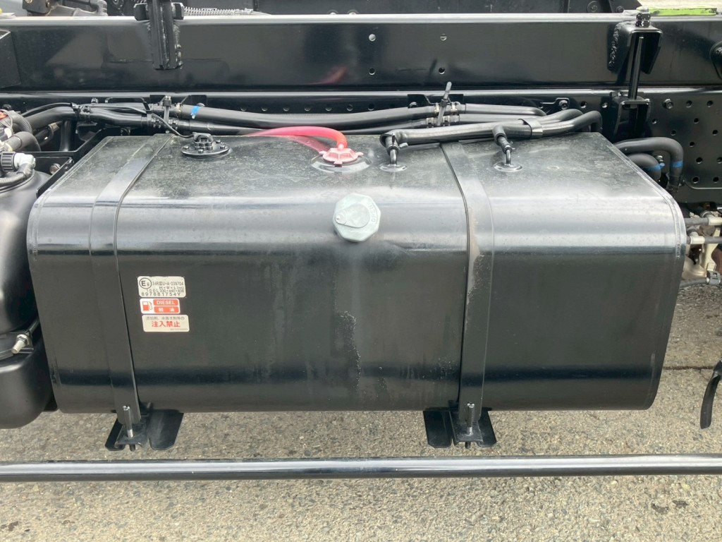 燃料タンクは100Lです。|いすゞ エルフ 2RG-NPR88AN(2WD)の写真32