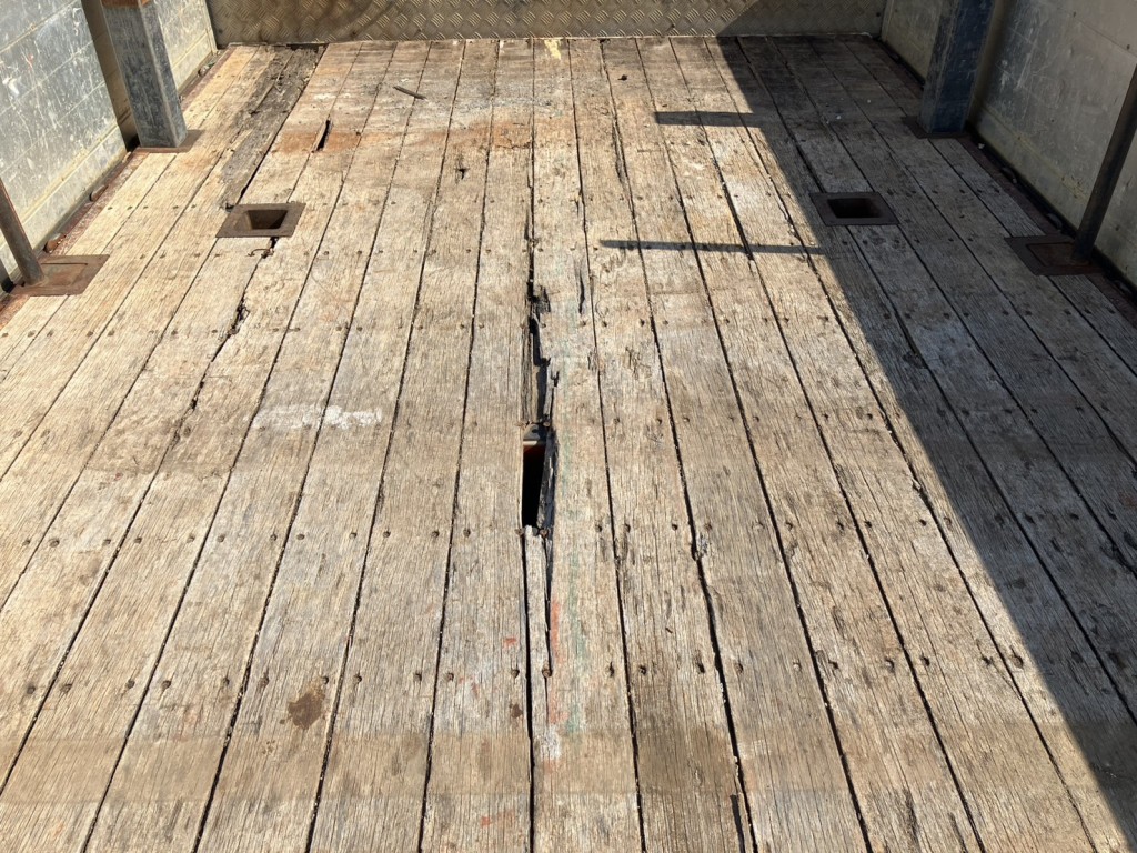 いすゞ ギガ QKG-CYZ77Aの写真7