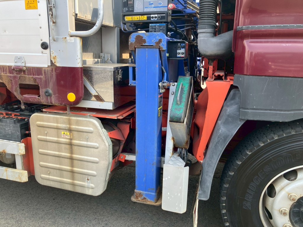 運転席側アウトリガーにキズ・サビがあります。|いすゞ ギガ QKG-CYZ77Aの写真34