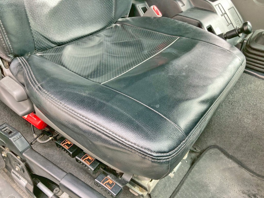 運転席座面にヘタリがあります。|いすゞ ギガ QKG-CYZ77AMの写真8