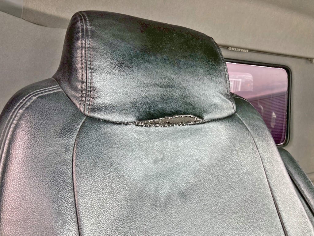 運転席側シートカバー背もたれ部に破れがあります。|いすゞ ギガ QKG-CYZ77AMの写真9