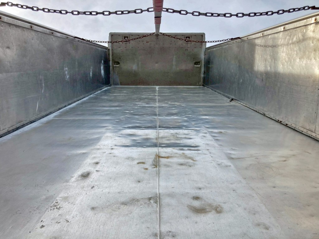 床板の所々にヘコミがあります。|いすゞ ギガ QKG-CYZ77AMの写真11