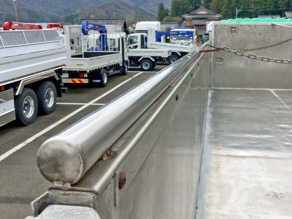 左右アルミブロック上部はφ40のパイプでかさ増しされています。(助手席側)|いすゞ ギガ QKG-CYZ77AMの写真12