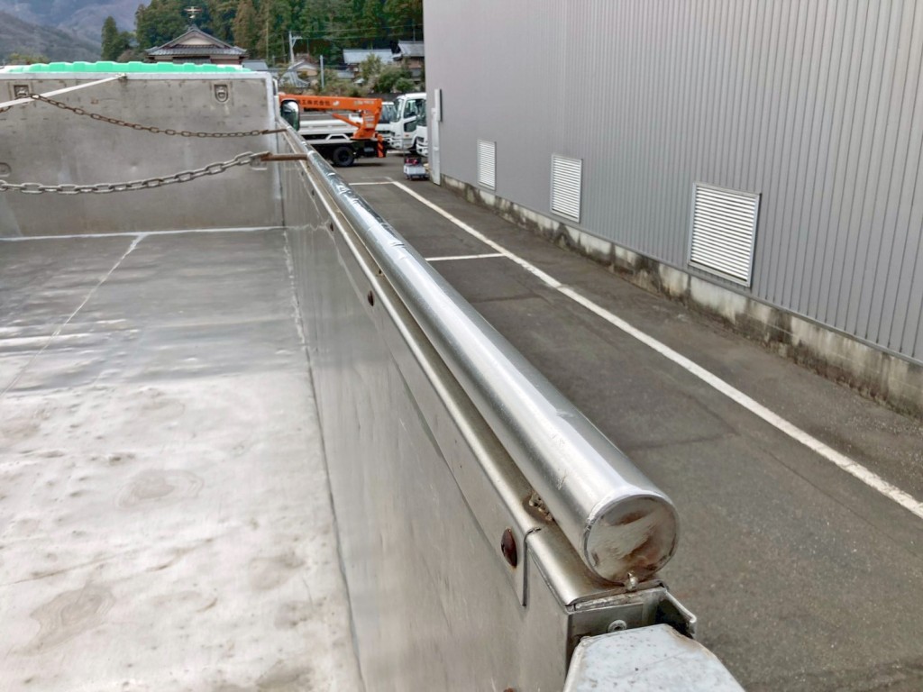 左右アルミブロック上部はφ40のパイプでかさ増しされています。(運転席側)|いすゞ ギガ QKG-CYZ77AMの写真13