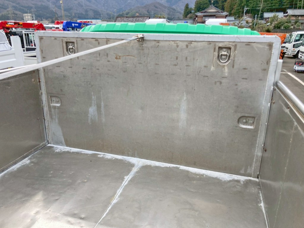 プロテクターはステンレス製です。(左右のフックが欠品しています)|いすゞ ギガ QKG-CYZ77AMの写真14