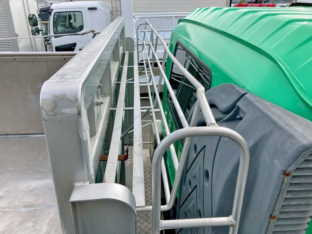 シートデッキステーに曲がりがあります。|いすゞ ギガ QKG-CYZ77AMの写真16