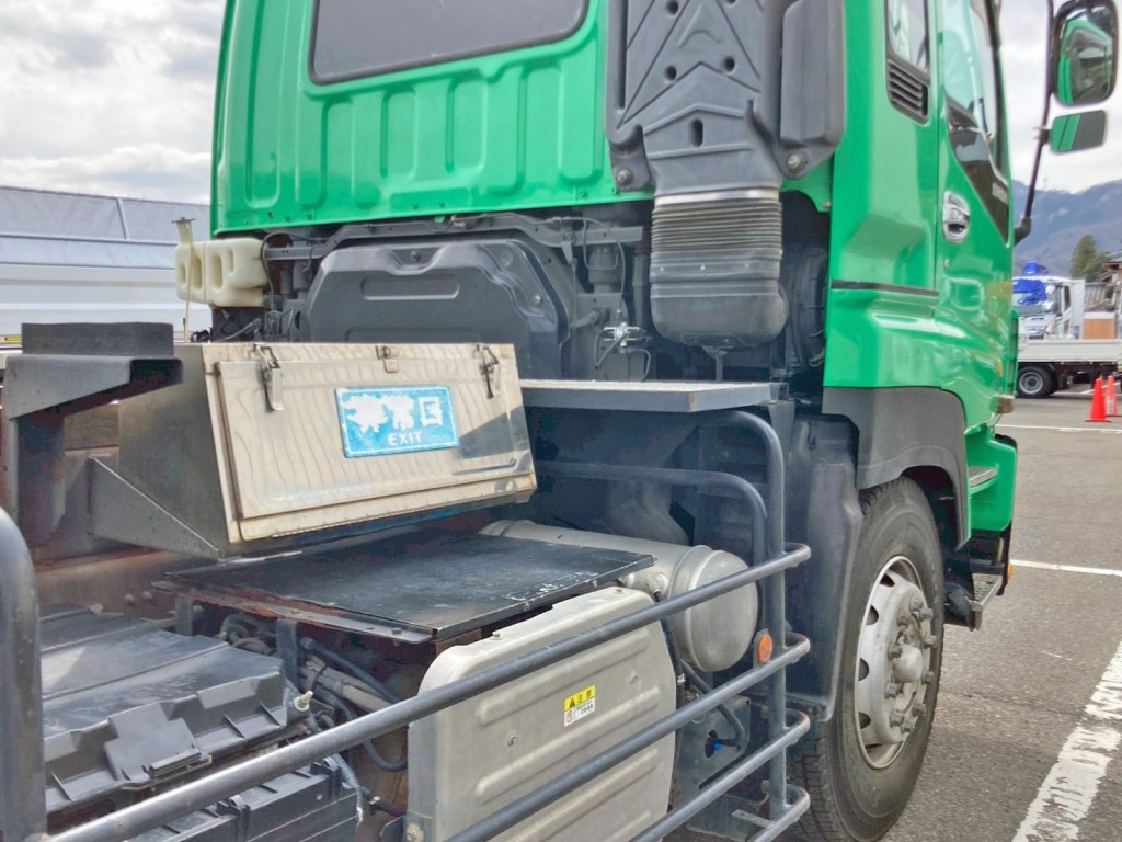 運転席側にステンレス製の工具箱が付いています。|いすゞ ギガ QKG-CYZ77AMの写真19