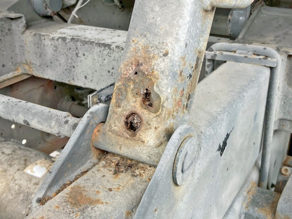 助手席側の安全バーに腐食・穴あきがあります。|いすゞ ギガ QKG-CYZ77AMの写真21