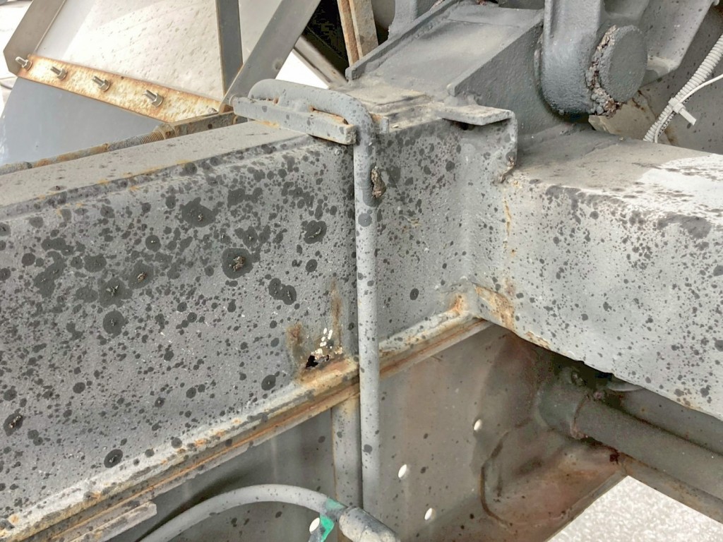 サブフレーム後方に腐食・穴あきがあります。(運転席側)|いすゞ ギガ QKG-CYZ77AMの写真22